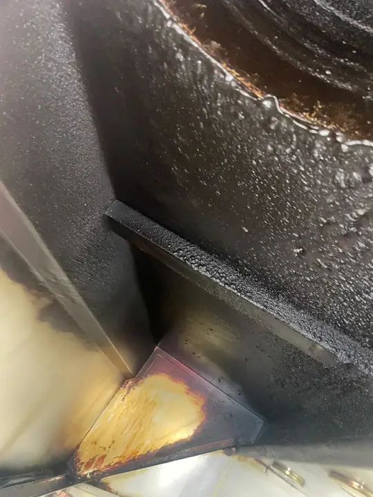 Abluftkanal aus Metall mit Ablagerungen – Perfect Clean RZ