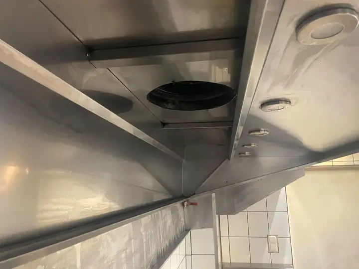 Innenansicht Edelstahl-Dunstabzugshaube – Perfect Clean RZ