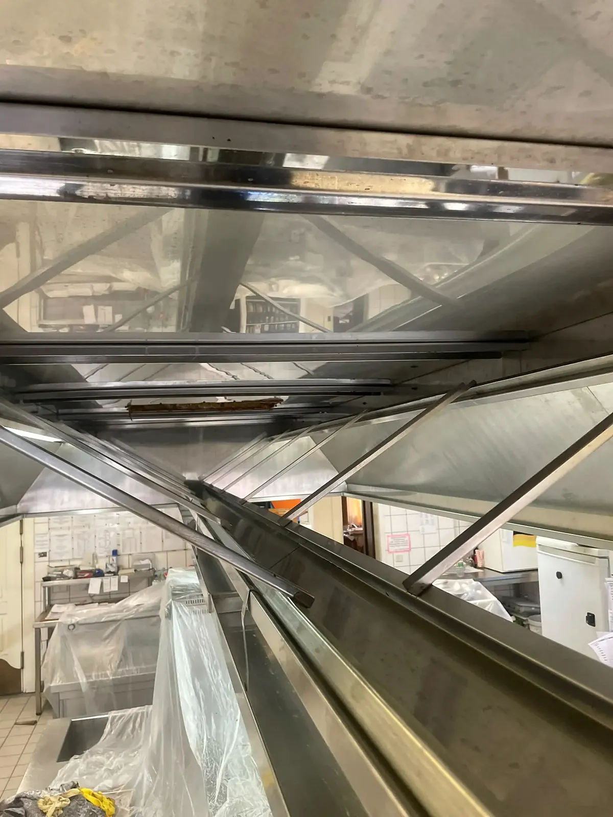 Küchenabluftanlage mit sorgfältig abgedecktem Arbeitsbereich – Perfect Clean RZ