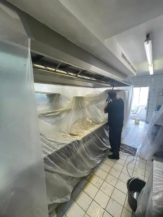 Techniker bei Arbeiten an einer Küchenabluftanlage – Perfect Clean RZ