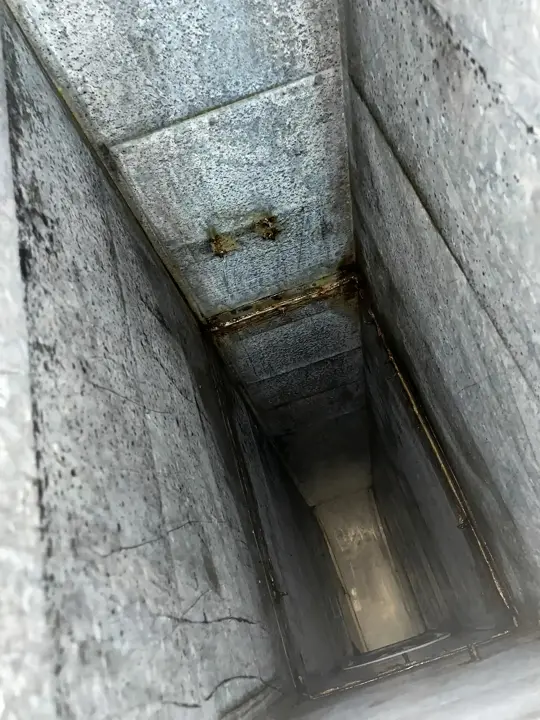 Innenansicht eines rechteckigen Lüftungskanals – Perfect Clean RZ