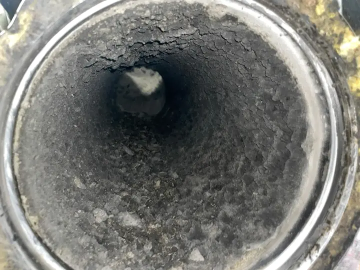 Runder Lüftungskanal mit Staubablagerungen – Perfect Clean RZ