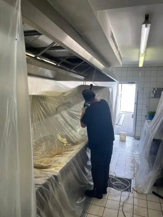 Techniker in abgedeckter Großküche während Reinigung – Perfect Clean RZ